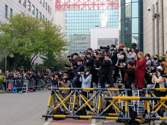 지난 20일 새벽 서울 여의도 KBS 신관에서 열린 '뮤직뱅크' 촬영 현장에서 이른바 연예인 사진만 전문으로 찍어 유통하는 '홈마'(홈페이지 마스터)들이 전문가용 망원렌즈를 장착한 고급 카메라로 스타 연예인을 찍고 있다.